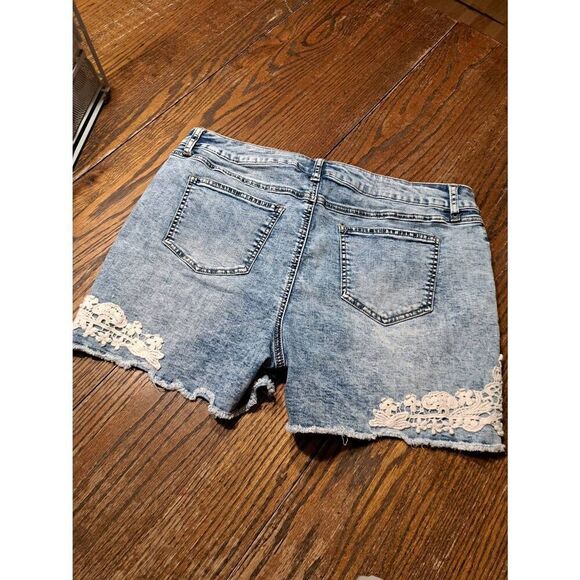 C.EST1946 Women’s Size 16 Contemporary Blue Denim Cutoff Shorts Lace Hem Stretch - Picture 4 of 6